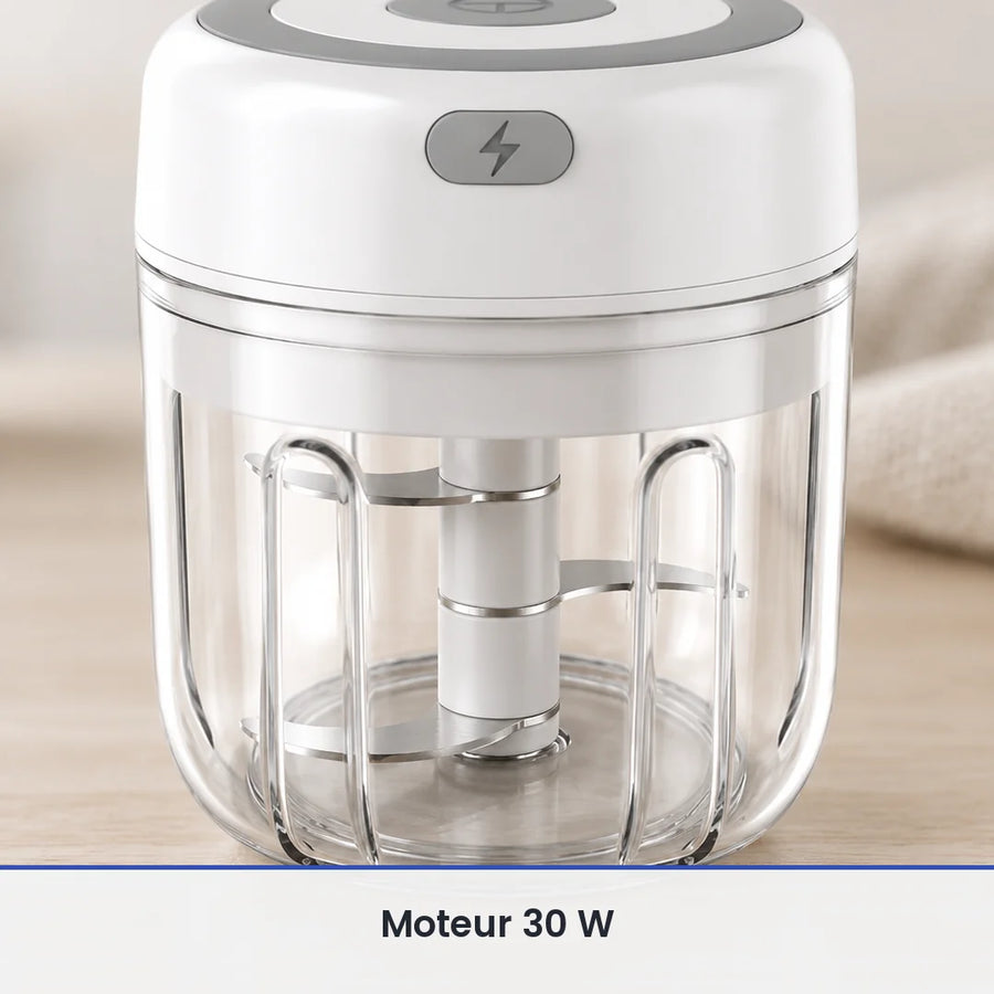 Gros plan sur le couteau inox du mini hachoir électrique blanc 250 ml, vu à travers la paroi du bol transparent fermé
