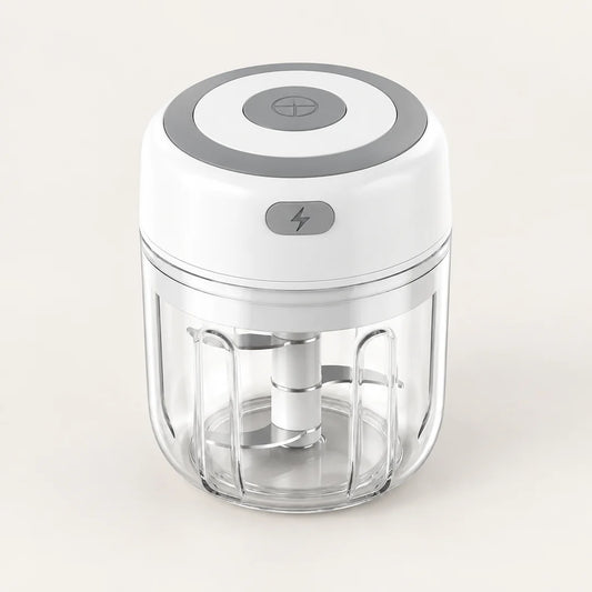 Mini hachoir électrique blanc 30 W avec bol transparent de 250 ml et bouton gris à éclair, vu en plongée sur fond blanc cassé
