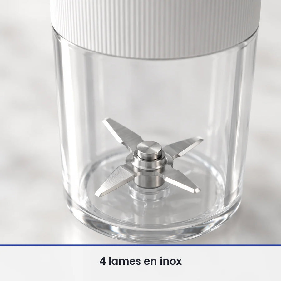 Gros plan sur les 4 lames en inox du mini hachoir électrique portable MIJIA, au fond du bol transparent