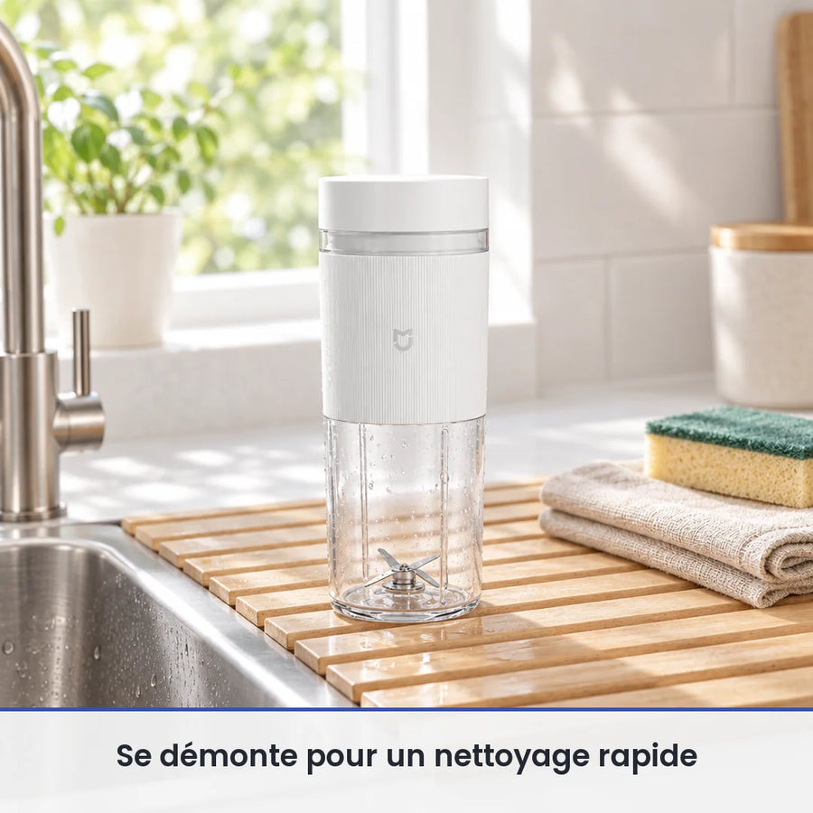 Mini hachoir électrique portable MIJIA rincé, posé sur un égouttoir en bois à côté d'un évier en inox