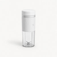 Mini hachoir électrique portable MIJIA 300 ml blanc à bol transparent, vu de trois quarts sur fond blanc cassé