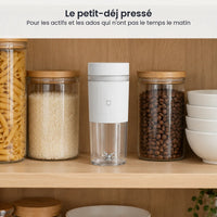 Mini hachoir électrique portable MIJIA rangé sur une étagère de cuisine entre des bocaux en verre et des bols