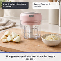 Avant/après avec le mini hachoir électrique rose 30W 250 ml plastique : ail et oignon en morceaux, puis finement hachés