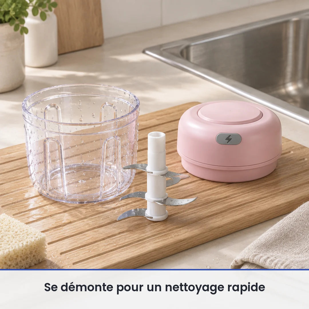 Bol de 250 ml et couteau du mini hachoir électrique rose lavés sur un égouttoir près de l'évier, moteur rose posé au sec