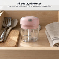 Mini hachoir électrique rose poudré 250 ml rangé dans un tiroir de cuisine en bois clair, entre ustensiles et torchon