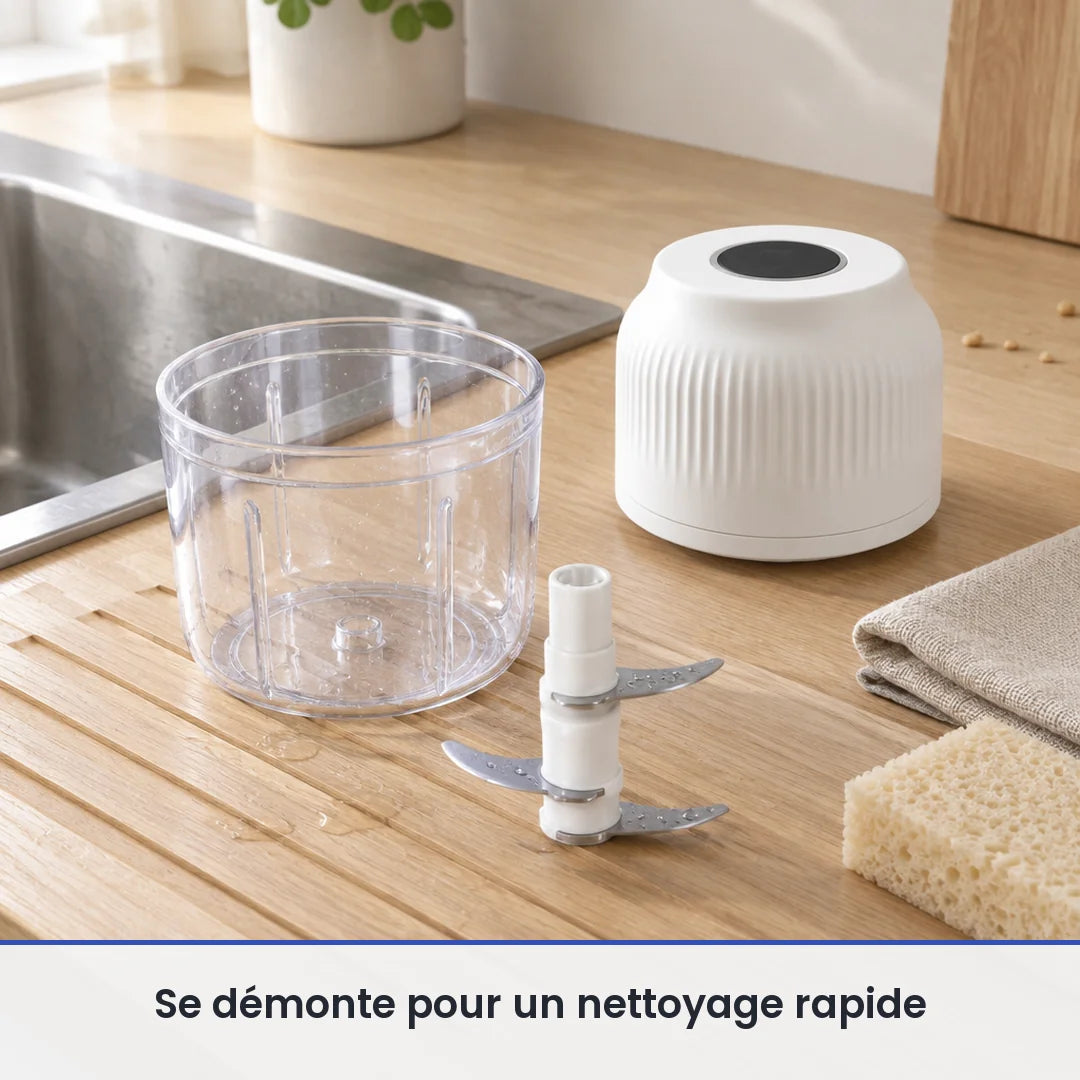 Bol transparent et couteau du mini hachoir sans fil blanc lavés sur un égouttoir près de l'évier, moteur posé au sec