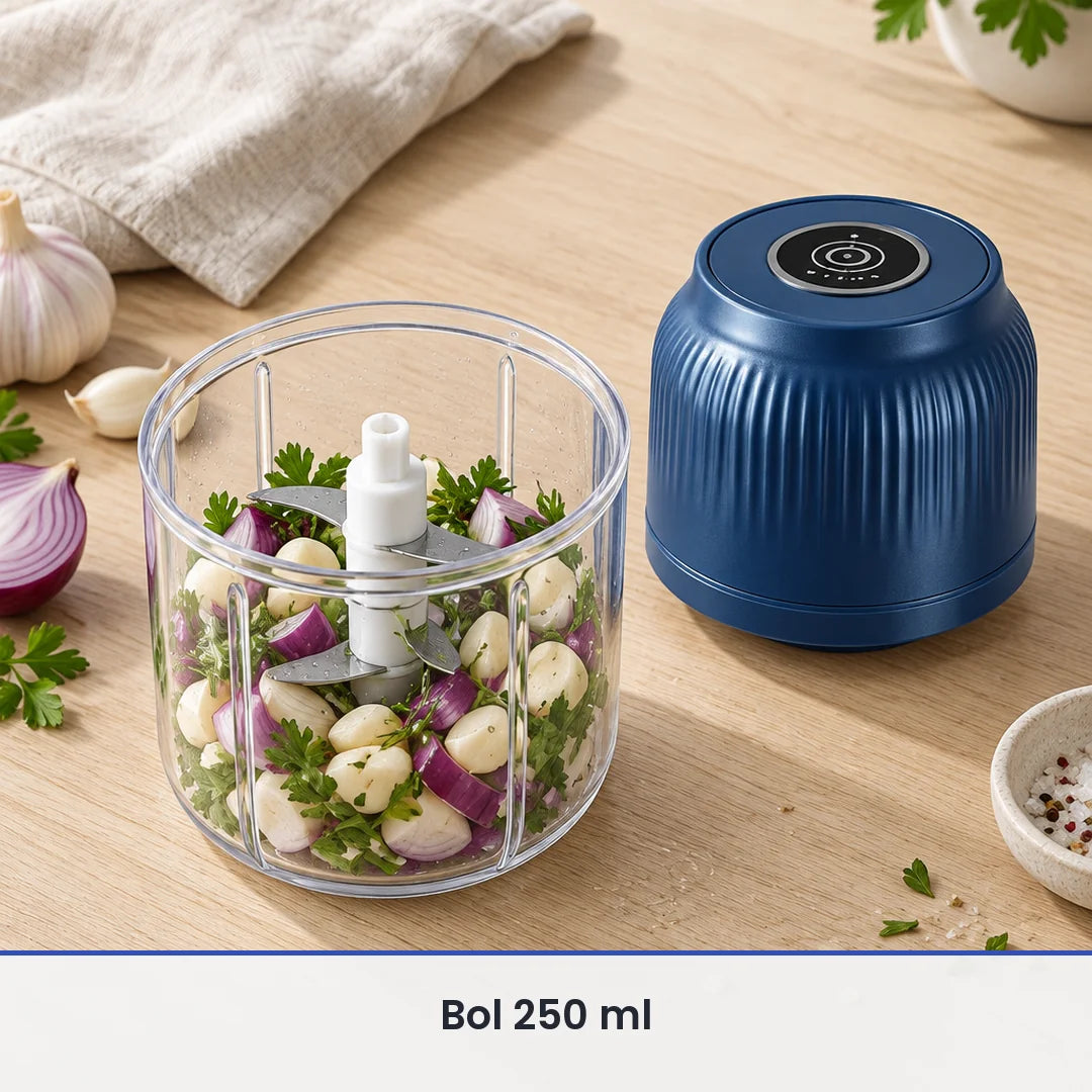 Bol de 250 ml du mini hachoir sans fil bleu marine rempli d'ail, d'oignon rouge et d'herbes, couvercle-moteur à côté