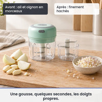 Avant/après avec le mini hachoir électrique vert 30W 100ml + 250 ml : ail et oignon en morceaux, puis finement hachés