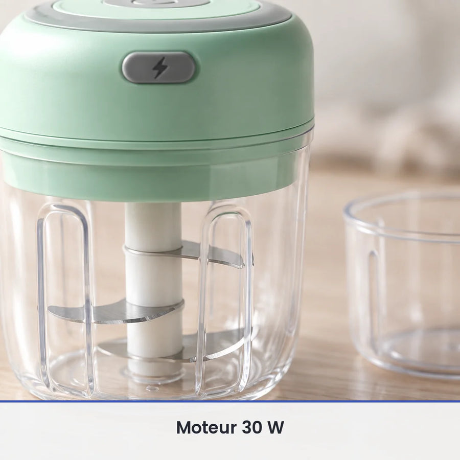Gros plan sur le couteau inox du mini hachoir électrique vert menthe, vu à travers la paroi du bol de 250 ml fermé