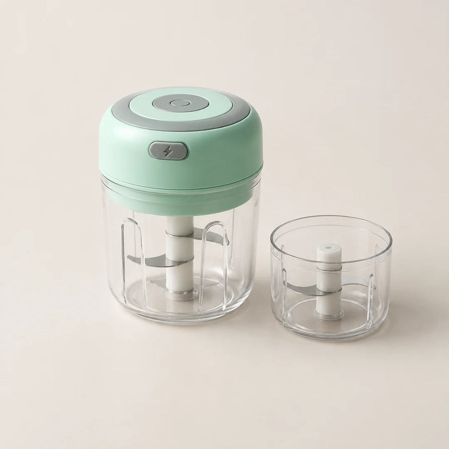 Mini hachoir électrique vert menthe 30 W monté sur son bol de 250 ml, second bol de 100 ml à côté, sur fond blanc cassé