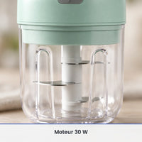 Gros plan sur le couteau inox du mini hachoir électrique vert menthe 250 ml, vu à travers le bol transparent fermé