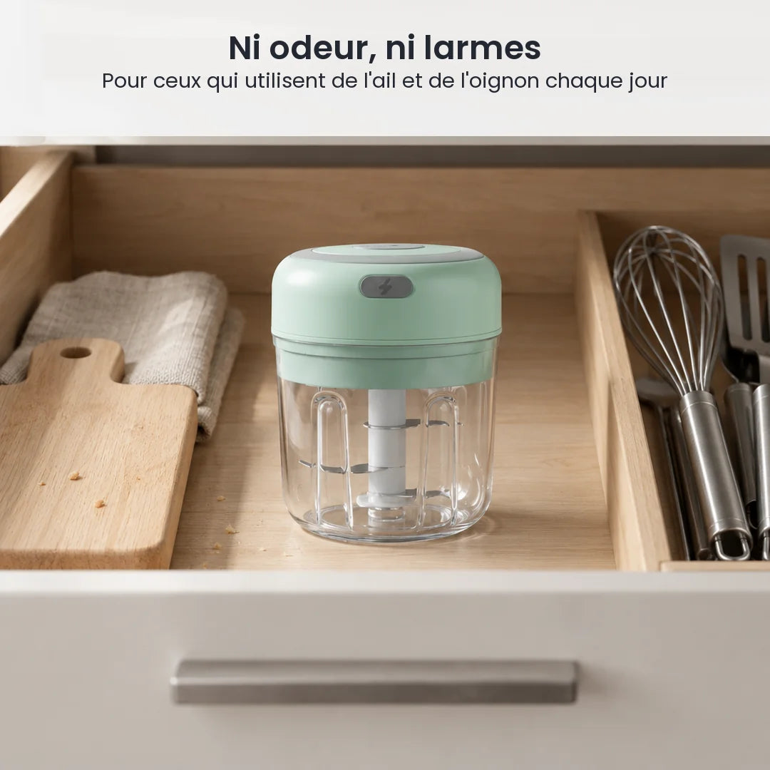 Mini hachoir électrique vert menthe 250 ml rangé dans un tiroir de cuisine en bois clair, entre planche et ustensiles