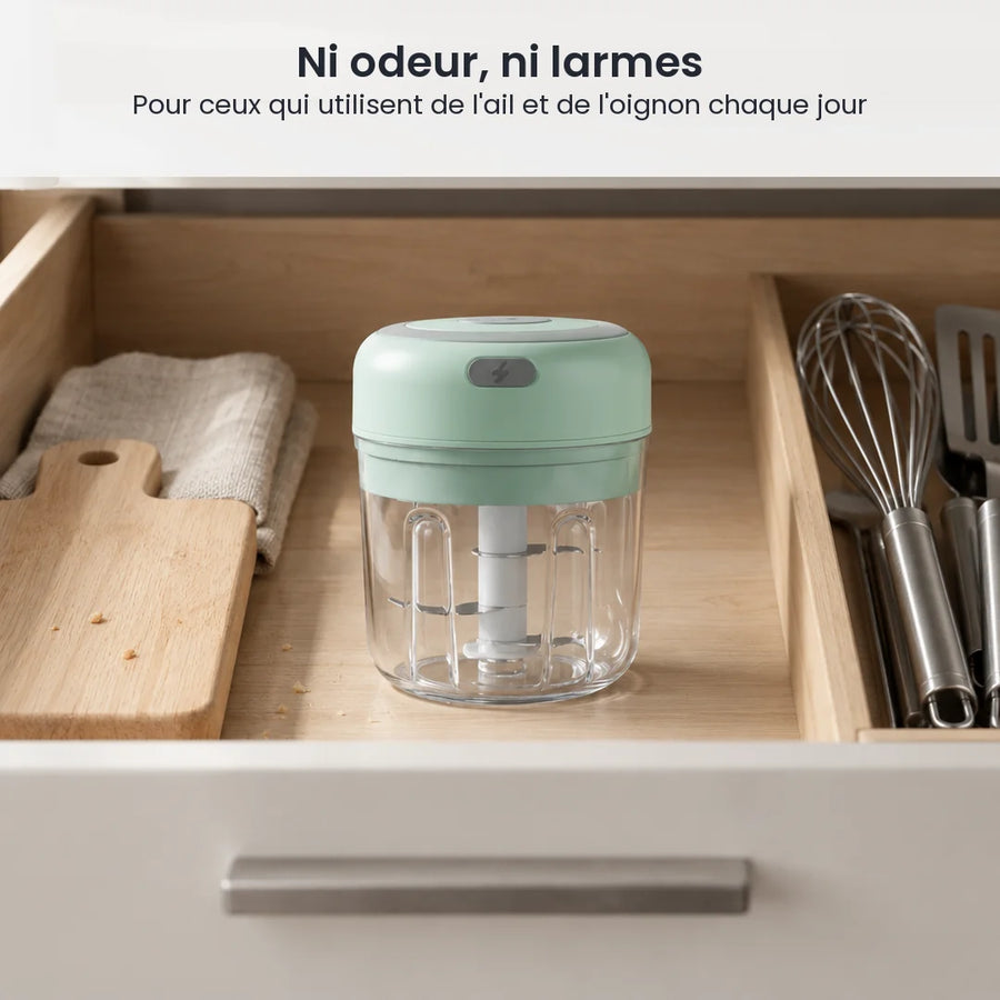 Mini hachoir électrique vert menthe 250 ml rangé dans un tiroir de cuisine en bois clair, entre planche et ustensiles