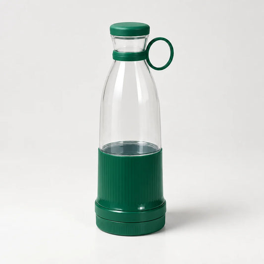 Blender bouteille portable vert sapin, bouteille transparente, base striée verte et bouchon à anneau, sur fond blanc cassé