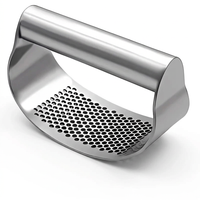 Hachoir à ail inox à bascule, ail et gingembre, vue produit sur fond blanc