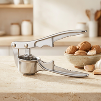 Presse-ail inox à cuve ronde avec casse-noix, en situation dans la cuisine