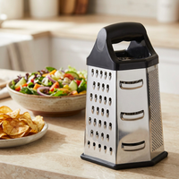 Râpe inox professionnelle 6 faces, en situation dans la cuisine